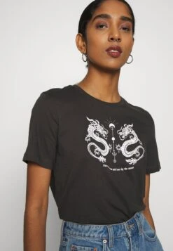 Even&Odd HATTIE MIRRORED DRAGONS TEE - T-Shirt Print - 801 - Anthracite 11 Even&Odd HATTIE MIRRORED DRAGONS TEE - T-Shirt Print - 801 - Anthracite -Even&Odd Winkel 0bfbbb5a07384f34bb6d0611800c66fc