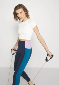 T-Shirt Basic - Cloud Dancer 9 T-Shirt Basic - Cloud Dancer -Even&Odd Winkel 25b7f16453d741f392c13ff45ce91e53