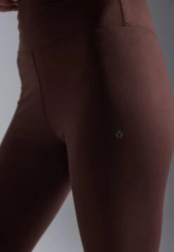 ESSENTIAL FULL LENGTH HIGH RISE LEGGINGS - Leggings - Dark Brown 13 ESSENTIAL FULL LENGTH HIGH RISE LEGGINGS - Leggings - Dark Brown -Even&Odd Winkel 38cf719e882344bc8611a423af33bee9