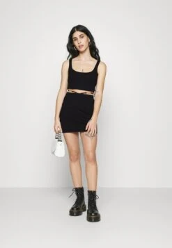 Top - 802 - Black_001 - White