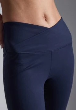 FLARED MID RISE LEGGINGS WITH OVERLAP V-WAISTBAND - Leggings - Dark Blue 10 FLARED MID RISE LEGGINGS WITH OVERLAP V-WAISTBAND - Leggings - Dark Blue -Even&Odd Winkel 45be855d0f3a4a9499ae14befffb2669