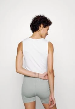 Top - Off-white -Even&Odd Winkel 7e3c4444f2f94154b3e5ab06f132af3b