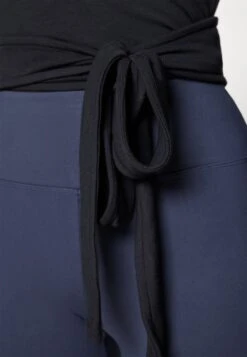 LONG SLEEVE YOGA WRAP TOP - Long Sleeved Top - Black 13 LONG SLEEVE YOGA WRAP TOP - Long Sleeved Top - Black -Even&Odd Winkel 8b7e0877c7d14125ae4f4708386e6105