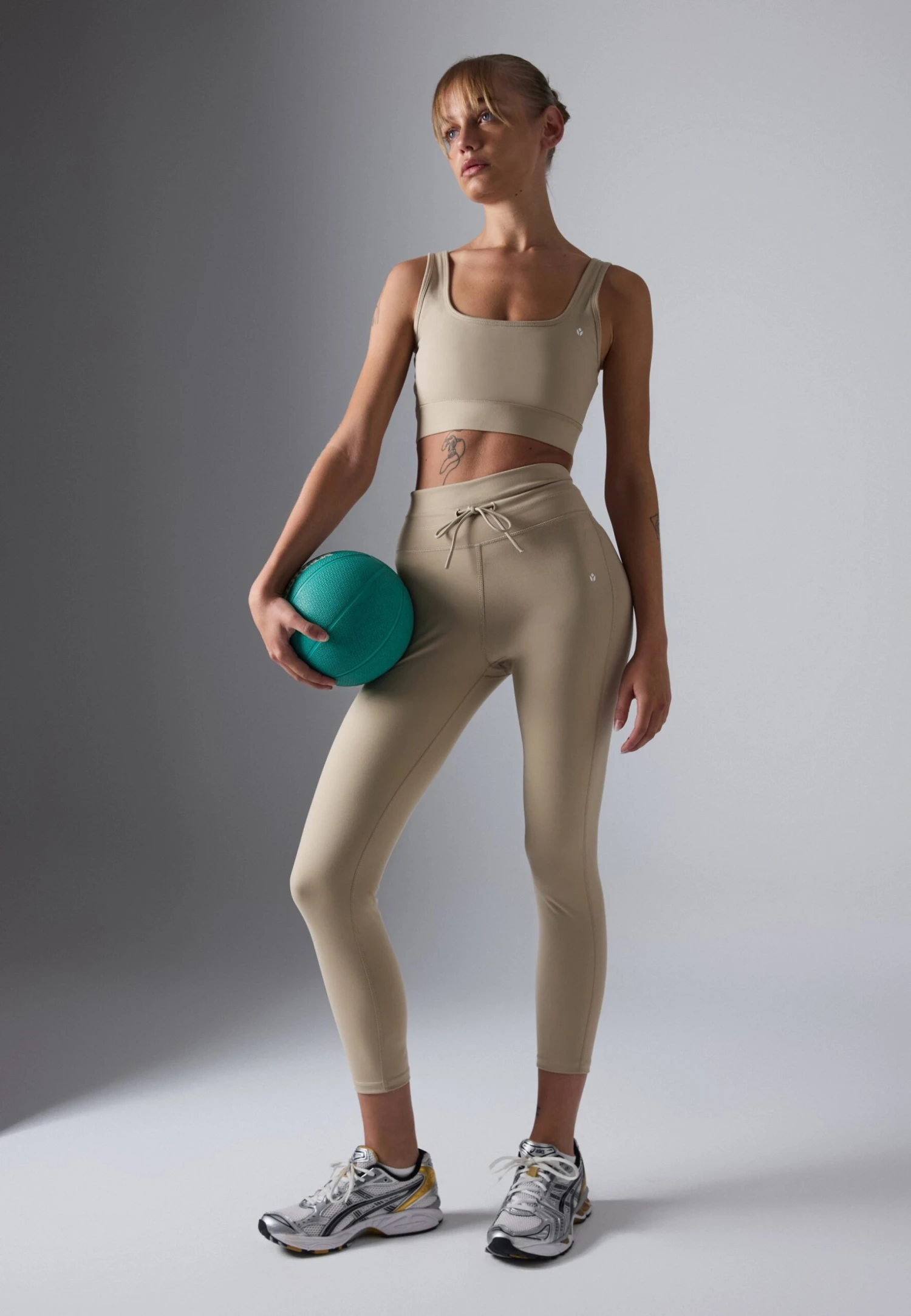 HIGH RISE CROPPED LEGGINGS WITH DRAWCORD - Leggings - Trousers - Beige 2 HIGH RISE CROPPED LEGGINGS WITH DRAWCORD - Leggings - Trousers - Beige – Bild 2