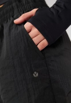 MID RISE PARACHUTE JOGGERS WITH ADJUSTABLE CUFFED ANKLE - Trousers - Black 9 MID RISE PARACHUTE JOGGERS WITH ADJUSTABLE CUFFED ANKLE - Trousers - Black -Even&Odd Winkel c3746411a32b4c3696062a1b843ca107