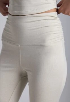 FLARED HIGH RISE LEGGINGS WITH SIDE RUCHING - Leggings - Mottled Beige 11 FLARED HIGH RISE LEGGINGS WITH SIDE RUCHING - Leggings - Mottled Beige -Even&Odd Winkel d79bcba1bf784a16a8ac25a041d433e8